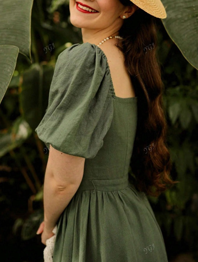 Green dress with puffed sleeves and Queen Anne neckline