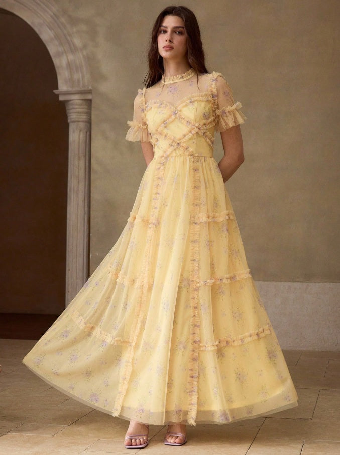 Long courtesan dress with lace and puffed sleeves