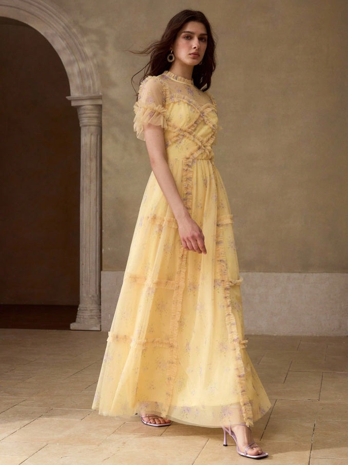Long courtesan dress with lace and puffed sleeves